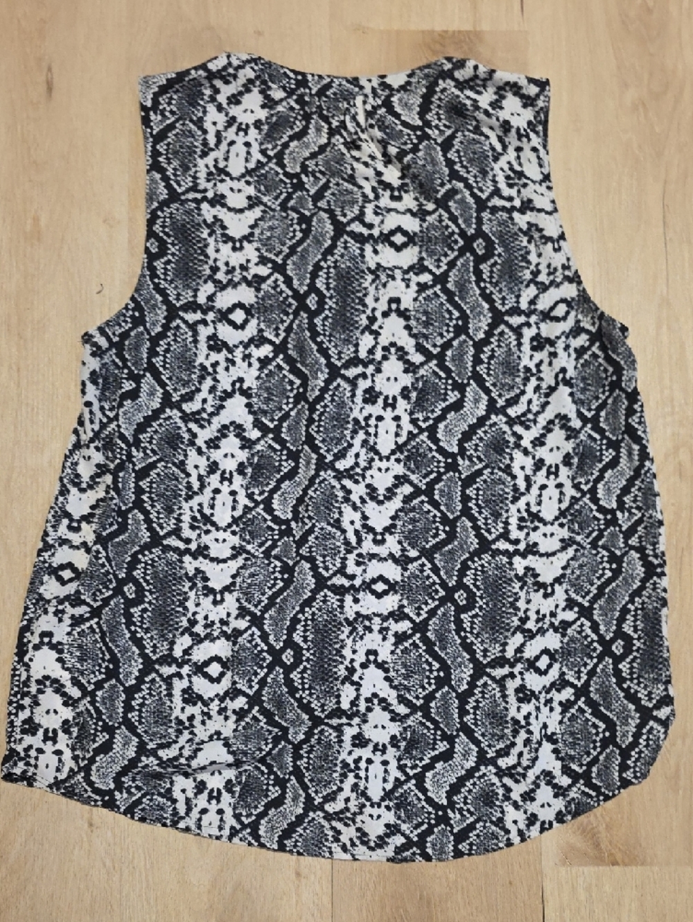 Daniel Rainn Sleeveless Snake-Print Button-Front Top - Black & White - Picture 4 of 5
